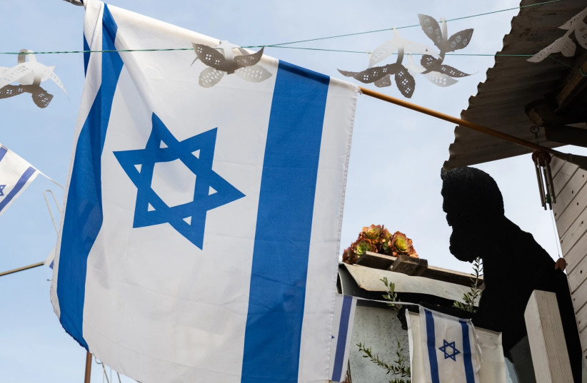 Una silueta de Theodor Herzl, el fundador del sionismo moderno, se exhibe cerca de una bandera del Estado de Israel en un edificio de Jerusalén. (Crédito: Yehoshua Halevi/Getty Images)