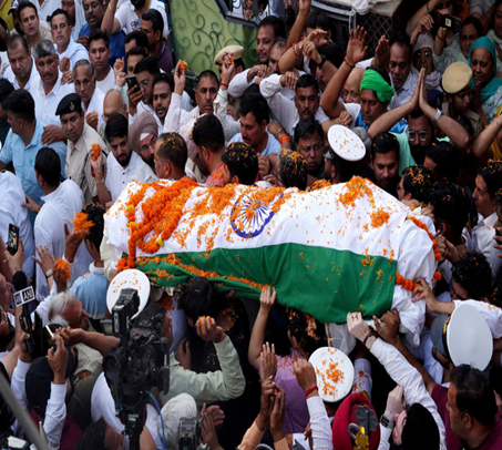 La gente lleva el cuerpo de Vinay Narwal, un oficial de la Marina, que murió en un presunto ataque militante cerca de Pahalgam en el sur de Cachemira, para sus "últimos ritos" en Karnal, en el estado norteño de Haryana, India, el 23 de abril de 2025.