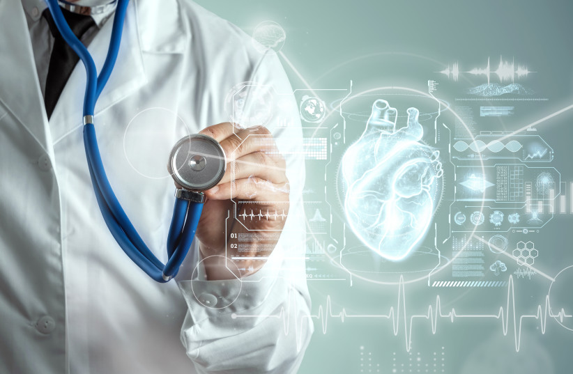 Holograma de corazón y médico, cardiopatía. Atención médica del futuro. Ciencia médica moderna, panel de diagnóstico de alta tecnología. Técnica mixta, espacio de copia (crédito: SHUTTERSTOCK)