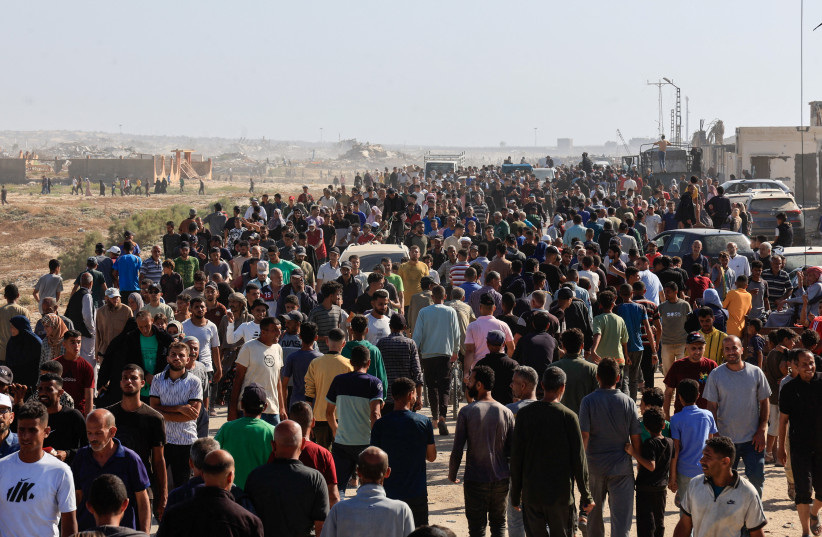 Palestinos que buscan ayuda se reúnen cerca de un centro de distribución en Rafah, en el sur de la Franja de Gaza, el 27 de mayo de 2025 (crédito: REUTERS/Hatem Khaled)
